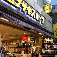 Photo taken at ムラサキスポーツ 渋谷スペイン坂店 by Masahiko on 8/1/2020