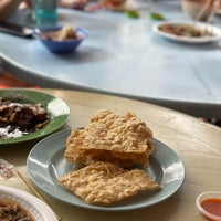 Photo taken at Restoran Gold Wing (金鹰食物中心) by Pei L. on 12/27/2023