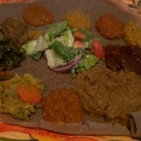 Foto tomada en Abyssinia Ethiopian Restaurant  por Chris S. el 2/21/2013