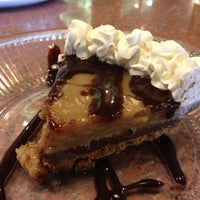 Foto diambil di Shari&#39;s Cafe and Pies oleh Joe Y. pada 12/13/2012