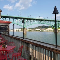 Photo taken at Calhoun&amp;#39;s on the River by Zeke S. on 8/22/2023