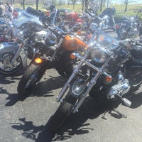Foto tirada no(a) Powder Keg Harley-Davidson por angellett em 4/16/2016