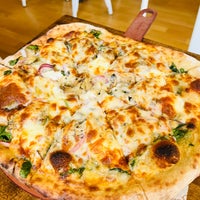 Photo prise au Tino&amp;#39;s Artisan Pizza Co. par Leslie F. le6/20/2022