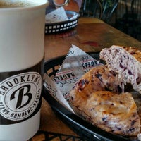 Foto tirada no(a) Brooklyn Bagels Cafe por Cathy 🍷 em 6/24/2016
