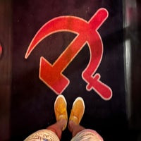 Foto diambil di Hammer &amp;amp; Sickle oleh Sajad V. pada 6/11/2022