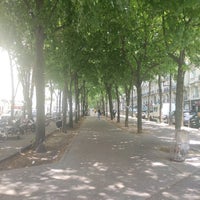 Photo taken at Boulevard des Batignolles by Leticia A. on 5/17/2022