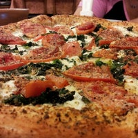 Foto tomada en Maggie&amp;#39;s Pizza &amp;amp; Restaurant  por L. H. el 11/25/2012