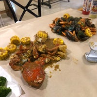 Foto scattata a Cut The Crab da S Dewi E. il 10/26/2018