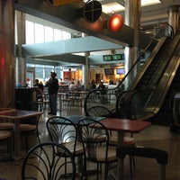 รูปภาพถ่ายที่ Terminal B โดย Rob L. เมื่อ 4/29/2013