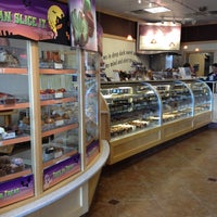 Foto tomada en Rocky Mountain Chocolate Factory  por Christine B. el 10/21/2012