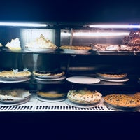 Foto tomada en Cretia&amp;#39;s Eatery &amp;amp; Bake Shoppe  por Alejandra S. el 2/13/2018