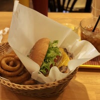 Photo taken at Freshness Burger by 温泉 や. on 11/18/2019
