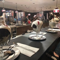 Foto diambil di Cabot&amp;#39;s Ice Cream &amp;amp; Restaurant oleh Kurtis S. pada 9/9/2019