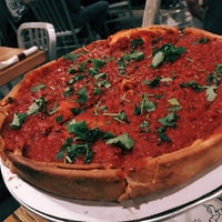 Foto scattata a Patxi’s Pizza da Tania M. il 4/16/2017