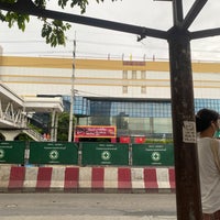 Photo taken at BMTA Bus Stop เดอะมอลล์ท่าพระ (The Mall Thapra) by poupe0101 on 9/10/2021