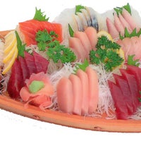 รูปภาพถ่ายที่ Akasaka Sushi โดย Akasaka Sushi เมื่อ 5/1/2015