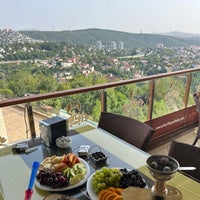 Foto diambil di Karlıtepe Kule Restorant oleh Ömer Z. pada 7/26/2023