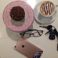 4/9/2016 tarihinde Janessa Mae Z.ziyaretçi tarafından Cupcake Bites Café'de çekilen fotoğraf