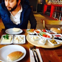 Das Foto wurde bei ENA Cafe &amp;amp; Bistro von Abı Hayat am 12/11/2016 aufgenommen
