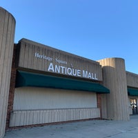 Foto scattata a Heritage Square Antique Mall da Wm B. il 11/7/2020