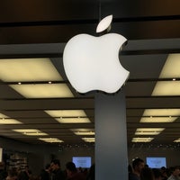 Photo taken at Apple Bentall Centre by Jacques on 10/1/2017