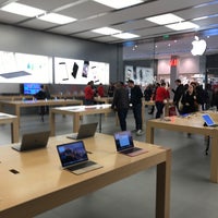 Photo taken at Apple Bromley by Jacques on 11/27/2016