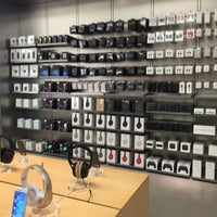 Photo taken at Apple Bromley by Jacques on 9/2/2016