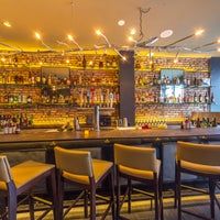 Foto scattata a White Oak Oyster Bar &amp;amp; Cocktail Lounge da White Oak Oyster Bar &amp;amp; Cocktail Lounge il 5/5/2015