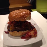 Снимок сделан в Barney&amp;#39;s Gourmet Hamburgers пользователем michele b. 6/11/2015