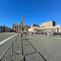 Foto diambil di Negara Kota Vatikan oleh Dmitrijs M. pada 11/18/2023
