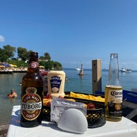 Das Foto wurde bei Ayışığı Beach Bar von Fatih A. am 8/14/2022 aufgenommen