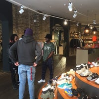 Foto tirada no(a) Sneakersnstuff London por Misha K. em 3/21/2017