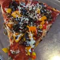 Foto tomada en Pazzo Big Slice Pizza  por Fatima H. el 9/4/2017