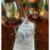 Das Foto wurde bei The Austin Winery von Globetrottergirls D. am 5/20/2016 aufgenommen