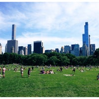 Photo taken at Sheep Meadow by Globetrottergirls D. on 6/13/2015