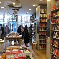 Foto tirada no(a) London Review Bookshop por Xiaoxi S. em 10/29/2022