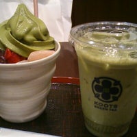 Photo taken at KOOTS GREEN TEA 東京ミッドタウン店 by Kaho on 10/20/2012