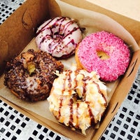 Foto tomada en Erin McKenna's Bakery por YJ S. el 6/3/2014