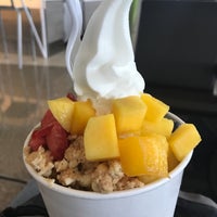 Photo taken at Pinkberry by や さ. on 7/24/2017
