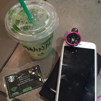 Foto tirada no(a) Starbucks por Manal A. em 2/26/2016