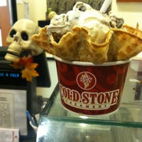 Photo taken at Cold Stone Creamery by Carlos Z. on 10/13/2012