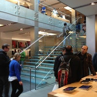 Photo taken at Apple North Michigan Avenue by David A. on 4/20/2013