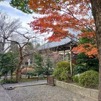 Photo taken at 善徳寺 by 美幸 中. on 11/29/2021