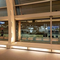 Photo taken at Gate 68 by 美幸 中. on 9/5/2023