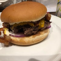 Photo taken at Jeffrey&amp;#39;s Hamburgers by Andrew P. on 11/26/2018