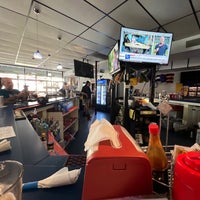 Foto diambil di Hank&amp;#39;s Restaurant &amp;amp; Drinkery oleh Mike K. pada 7/11/2022