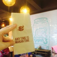 Foto tirada no(a) Gajah Tiga Café por Nana A. em 7/13/2016