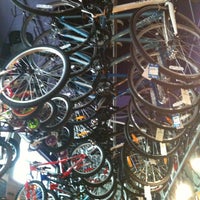รูปภาพถ่ายที่ Reckless The Bike Store โดย cat t. เมื่อ 1/15/2013