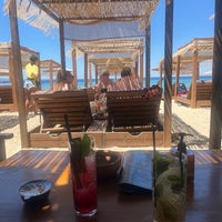 Photo taken at Fratelli Beach &amp;amp; Cocktail Bar by Esra S. on 7/15/2022