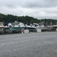 Foto tirada no(a) Rhode River Marina por Bob Q. em 5/8/2019